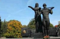 У Львові повалили 30-метрову стелу Монумента слави