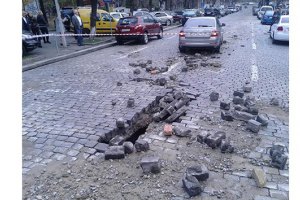 В центре Киева из-за прорыва трубы перекрыли улицы и отключили отопление