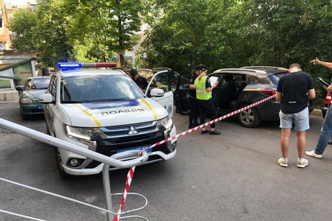 В Киеве трое в масках со стрельбой выхватили из машины сумку с 1,1 млн гривен