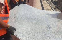 На пешеходном мосту в Киеве заменили поврежденные стекло