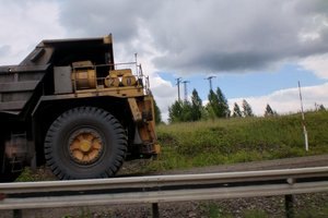 Ремонтники столичных дорог продают стройматериалы "налево"
