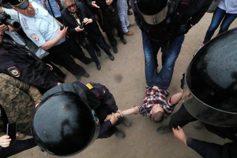 Около 40 человек задержали на акциях в поддержку Навального и перед ними