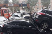 Автокран без гальм зім'яв 20 автомобілів на бульварі Лесі Українки в Києві (оновлено)