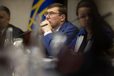 Суд зобов'язав НАБУ допитати Луценка і Матіоса у справі про можливе зловживання владою