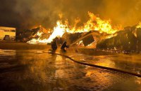 Рятувальники всю ніч ліквідовували пожежу на складі будматеріалів у Вінниці
