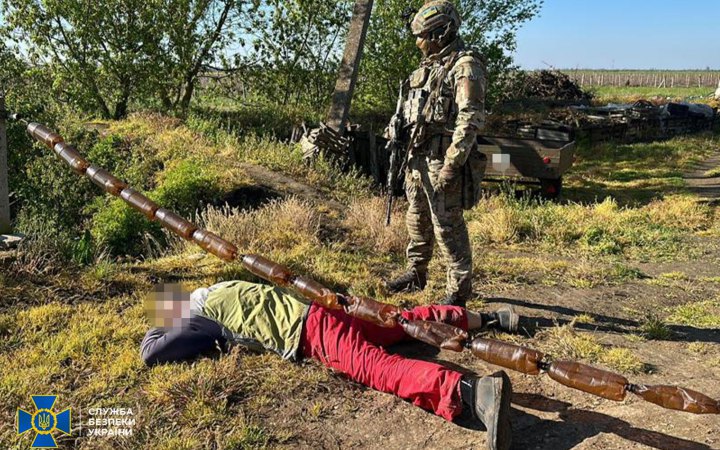 На Херсонщині СБУ затримала двох зрадників, які допомагали корегувати авіаудари по Кізомису та тероризували аграріїв