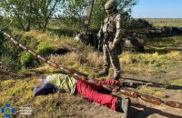На Херсонщині СБУ затримала двох зрадників, які допомагали корегувати авіаудари по Кізомису та тероризували аграріїв