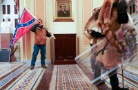 В США задержали мужчину, который штурмовал Капитолий с флагом Конфедерации
