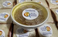 У Києві пасажирів поїздів, що затримуються, підтримують гарячею їжею