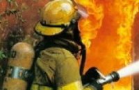 Спасателям МинЧС удалось проникнуть на территорию горящих под Донецком складов пиротехники 