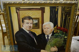"Правый сектор" передал в музей ценности из дома Пшонки