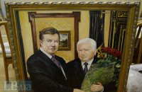 "Правый сектор" передал в музей ценности из дома Пшонки