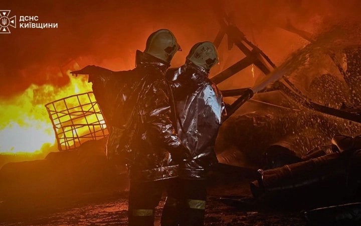 На Київщині унаслідок атаки РФ горить промислове підприємство