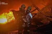 На Київщині унаслідок атаки РФ горить промислове підприємство