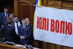 БЮТ заблокировал кабинет Литвина стульями