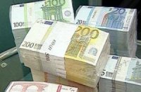 Курс евро снизился до 16-месячного минимума к доллару
