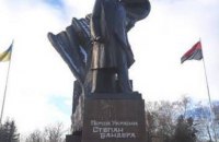  У Тернополі пам'ятник Бандері взяли під цілодобову охорону