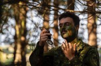Канадські військові показали, як навчають бійців ЗСУ навичкам використання камуфляжу 