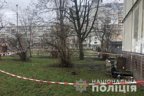 Сантехнік знайшов у підвалі будинку на Оболоні тіла трьох чоловіків