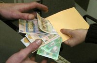 Стало известно, кому платят "в конвертах"