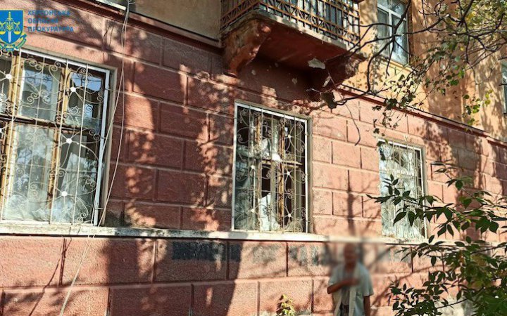 Вранці ворог вдарив по Херсону. Поранено двох комунальників 