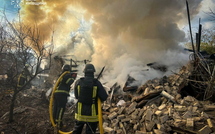 На Київщині через падіння уламків російського дрона виникла пожежа