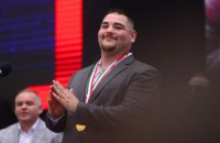 Чемпион мира по боксу в супертяжелом весе признался, что год назад мог оказаться на улице от безденежья