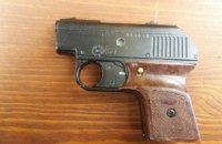 Поліцейські під час перевірки громадян в центрі Києва вилучили низку небезпечних предметів