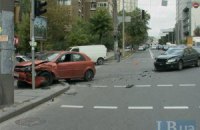 Автомобиль с иностранными номерами устроил ДТП в центре Киева