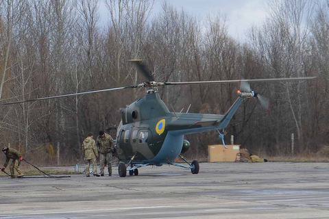 В Бродах военный вертолет Ми-2 упал на бок во время взлета (обновлено)