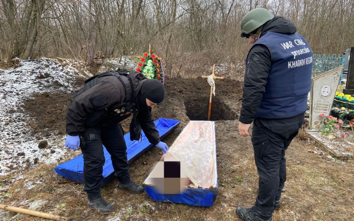 На Харківщині поліцейські ексгумували тіло загиблої від російських обстрілів жінки