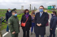 Посол Великобритании побывала на админгранице с оккупированным Крымом