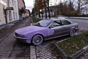 Новгородские маляры перекрасили припаркованную у тротуара BMW в сиреневый цвет