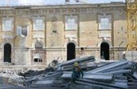 Азаров нашел деньги на "Художественный арсенал"