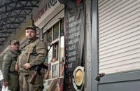 Пузаті дядьки в чоботях по коліно