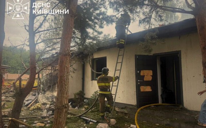 Троє мешканців Київщини загинули через російські удари. Ворог бив по цивільних обʼєктах