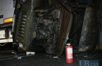 На подъезде к Киеву в результате ДТП загорелся грузовик