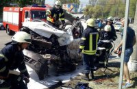 В Днепре фура без тормозов протаранила 13 автомобилей и влетела в парковку