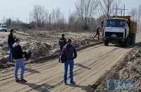 Активисты заблокировали вывоз незаконно добытого песка из озера на Осокорках в Киеве 