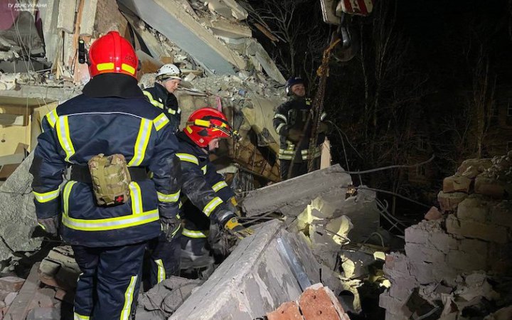Уночі росіяни вдарили по чотирьохповерхівці в Селидовому. Є загиблі