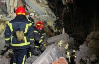 Уночі росіяни вдарили по чотирьохповерхівці в Селидовому. Є загиблі