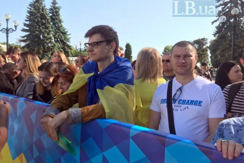 За инаугурацией на площади Конституции наблюдало около 3 тыс. человек