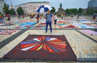 Софиевскую площадь покрыли мемориальными полотнами в память об умерших от СПИДа