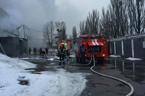 В Киеве на Туполева произошел масштабный пожар на складах (обновлено)