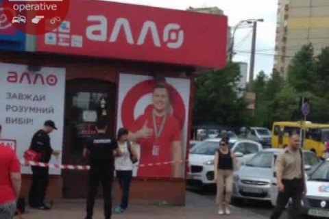 Вооруженный мужчина ограбил магазин мобильной связи в Киеве
