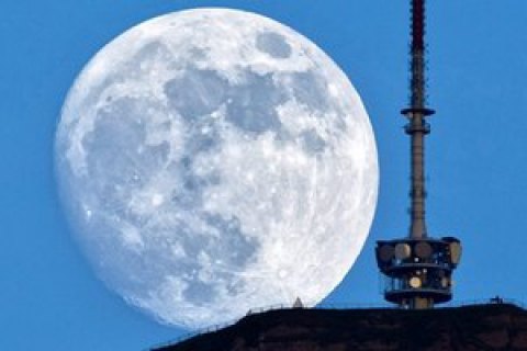 На Луне в 2019 появится мобильная связь