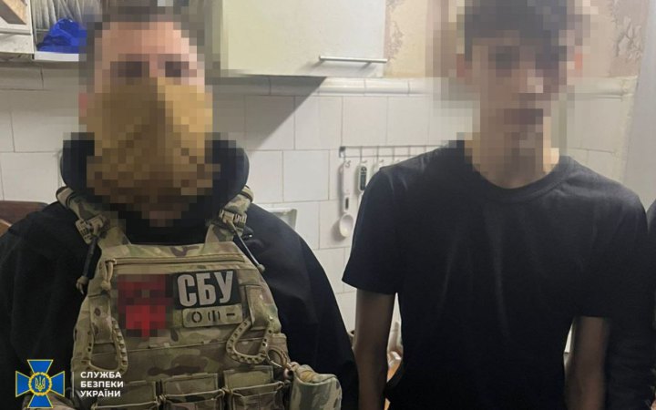 СБУ затримала 17-річного мешканця Дніпра, підозрюваного в підготовці обстрілів разом з батьком-агентом РФ