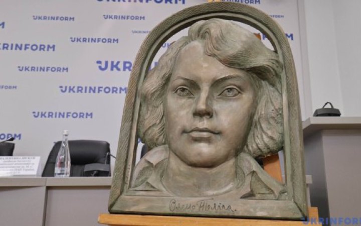 В Києві презентували присвячений українській поетесі Олені Телізі барельєф 