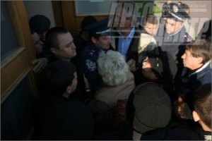 В Черкассах пенсионеры штурмовали горсовет из-за отмены льгот