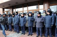 Бойцы внутренних войск спят на полу в Кабинете министров